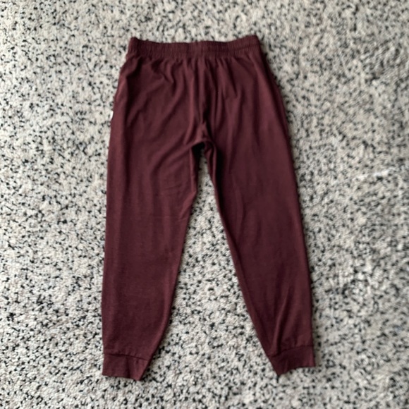 Vuori Women’s Performance Jogger Ruby Heather Red Soft Comfy Size Small - Picture 13 of 13